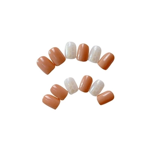 Kit de faux ongles squoval nus et nacrés style minimaliste en blanc iridescent