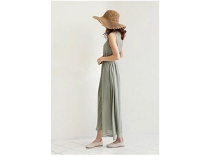 Dettaglio del vestito lungo estivo senza maniche color verde salvia in tessuto fluido
