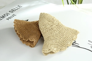 Dettaglio di cappelli di paglia fatti a mano all'uncinetto con bordi ondulati e colori neutri
