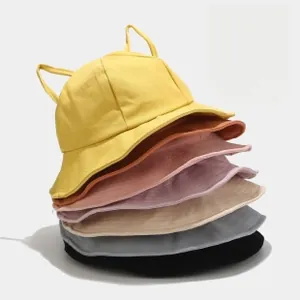Dettaglio di cappelli alla pescatora multicolore in cotone con orecchie e anelli decorativi