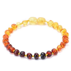 Gros plan sur un bracelet en ambre de la Baltique naturel avec fermoir à vis sécurisé