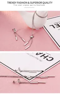 Dettaglio set gioielli in acciaio inox con pendenti a stella e nappe lunghe d'argento