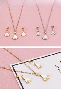 Vue macro du pendentif en forme d'éventail et des boucles d'oreilles assorties en or et argent