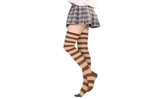 Vue détaillée des chaussettes hautes rayées marron et beige montrant la texture