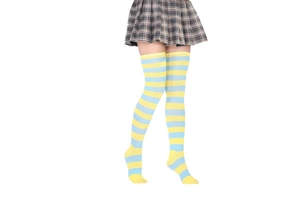 Détail de chaussettes hautes rayées bleu ciel et jaune en maille respirante