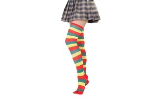 Détail de chaussettes montantes avec rayures horizontales rouges, jaunes et vertes vives