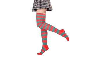 Détail de chaussettes hautes rayées rouges et vertes en coton tricoté de qualité
