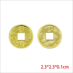 Makroansicht goldener Glücksmünzen mit Glückssymbolen und Drachenmustern, 2,3 cm Größe