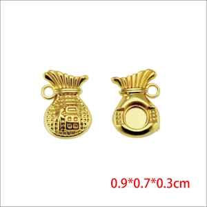 Detailansicht eines kleinen goldenen Glücksbeutel-Anhängers mit Fu-Zeichen-Details