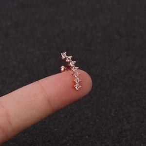 Roségoldener gebogener Ohrmuschelstecker mit funkelnden kleinen Zirkonia-Steinen