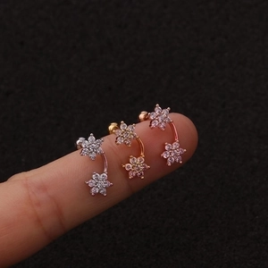 Tre colori di orecchini cartilagine a fiore in argento, oro e oro rosa con zircone