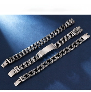 Drei Herren-Retro-Silberarmbänder mit Totenkopfmotiven und Punk-Geometrie-Gliedern