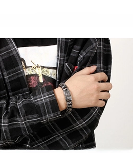 Detail eines Vintage-Silber-Schädel-Panzerarmbands am Handgelenk eines Models