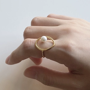 Minimalist 925 sterling silver gold ring with white pearl on finger for women