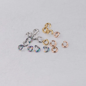 Detail van 1x5mm roestvrijstalen open buigringen in goud, zilver en roségoud finish