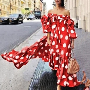 Rotes schulterfreies Boho-Maxikleid mit weißen Punkten und Rüschenärmeln in der Stadtansicht