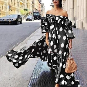 Schulterfreies Maxikleid mit Punkten und Rüschenschichten für einen sommerlichen Boho-Stil