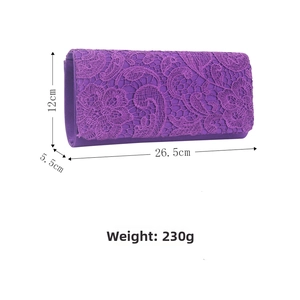 Plan détaillé de la pochette de soirée en dentelle violette montrant la taille et le poids
