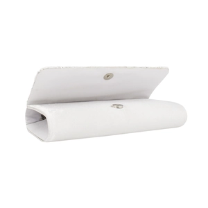 Détail de la pochette de soirée en satin blanc montrant le rabat et le fermoir magnétique