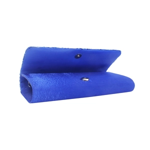 Vue détaillée de la pochette de soirée en satin bleu montrant la doublure et le bouton argenté