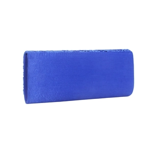 Détail de la pochette de soirée en satin bleu avec dentelle élégante et fini brillant