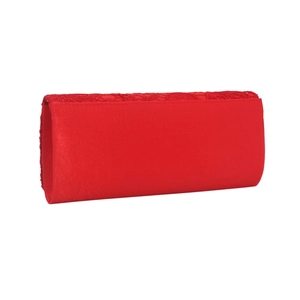 Détail d'une pochette en satin rouge avec des motifs de dentelle et une finition élégante