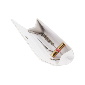 Détail de la pochette en dentelle blanche avec bandoulière chaîne et intérieur spacieux