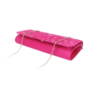 Gros plan d'une pochette de soirée en satin rose avec dentelle et chaîne argentée