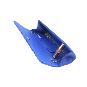 Vue détaillée de l'intérieur de la pochette en dentelle bleue avec bandoulière chaîne argentée