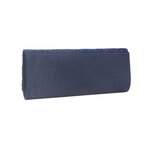 Gros plan détaillé sur le tissu en dentelle et satin bleu foncé de la pochette