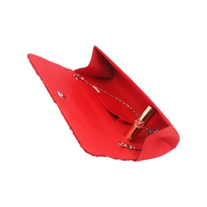 Vue intérieure d'une pochette rouge en satin fleuri avec chaîne et fermoir aimanté