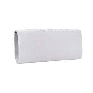 Détail de l'élégante pochette de soirée en satin blanc avec dentelle florale délicate