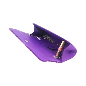 Détail de la pochette de soirée en dentelle violette avec chaîne argentée et espace interne