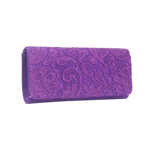 Pochette élégante en satin violet avec dentelle florale pour soirées et événements