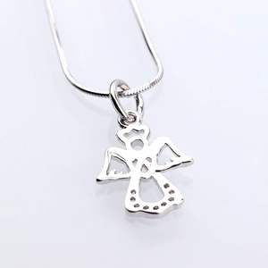 Pendentif ange en argent avec ailes évidées et motif coeur en métal poli
