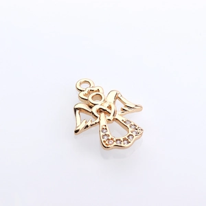 Détail du pendentif ange doré avec micro-incrustations de strass et finition alliage