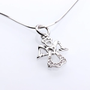 Collier pendentif ange en argent avec micro-pavage de zircone et chaîne serpent sur fond blanc