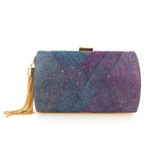 Dettaglio borsa da sera con tessuto glitterato sfumato blu-viola e nappa dorata