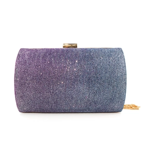 Dettaglio della borsa da sera sfumata blu-viola con glitter e catena dorata elegante