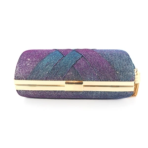 Dettaglio del tessuto glitterato sfumato blu-viola e chiusura dorata della pochette