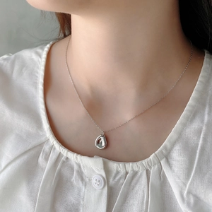 Minimalist 925 sterling silver teardrop pendant necklace for women on a model's collarbone