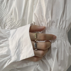 Minimalist 925 sterling silver geometric D-shape rings in gold and silver on model hand