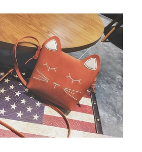 Detail of cute cat-shaped crossbody bag for girls with soft embroidery and ears