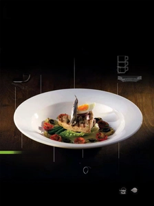 Infographic of durable white ceramic plate showing heat resistance and stackable design