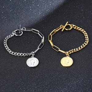 Gros plan de pendentifs pièces vintage en or et argent avec fermoirs à bascule OT