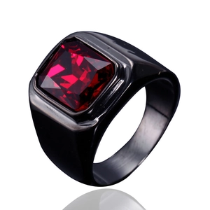 Bague chevalière homme nordique avec pierre rouge carrée et finition en acier noir