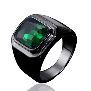 Bague pour homme en acier noir minimaliste scandinave avec une pierre précieuse vert émeraude