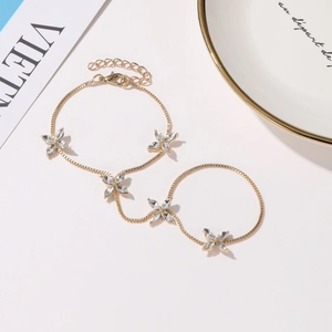 Gros plan d'un bracelet bague doré aux fleurs serties de zircons marquise étincelants