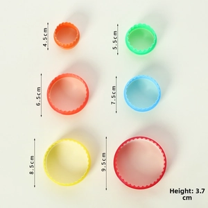 Set of 6 colorful serrated plastic cookie cutters in various sizes from 4.5cm to 9.5cm
