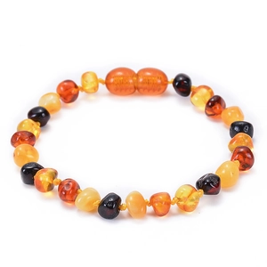 Détail du bracelet en ambre de la Baltique naturelle avec fermoir à vis sécurisé pour bébé